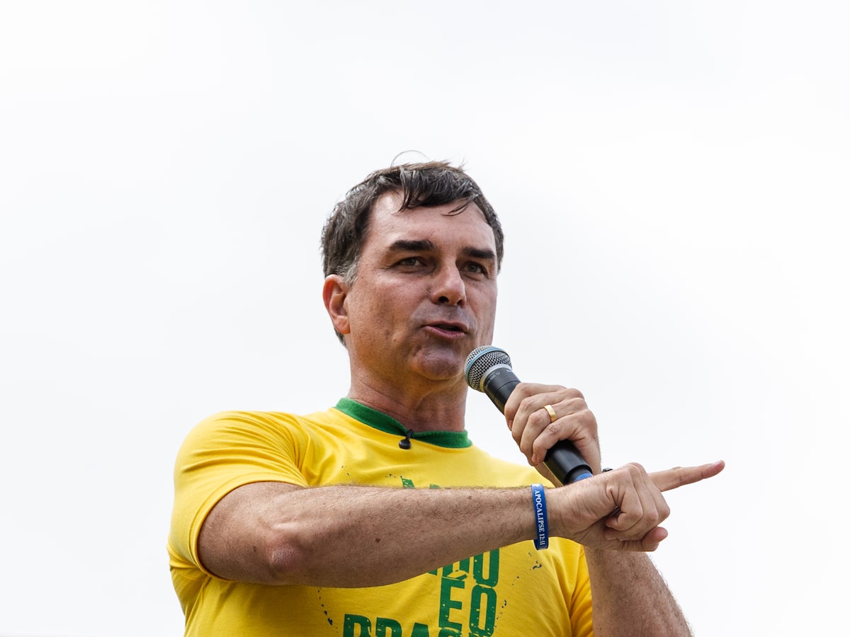 Flávio Bolsonaro refuerza su equipo económico