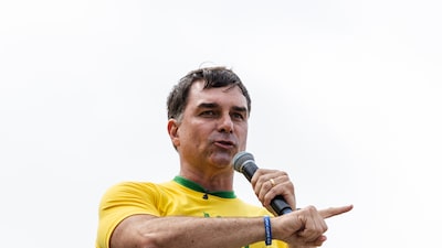 Flávio Bolsonaro nombra a un exministro de Energía como asesor económico de su campaña Flávio Bolsonaro nombra a un exministro de Energía como asesor económico de su campaña