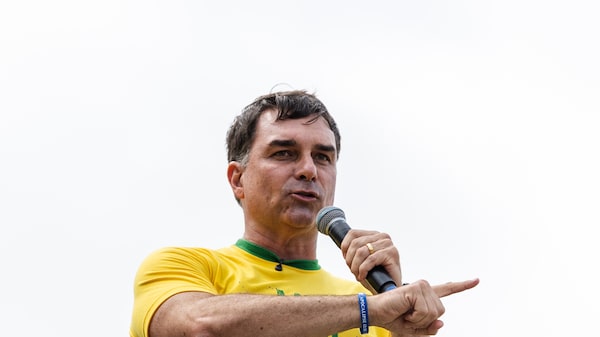 Flávio Bolsonaro nombra a un exministro de Energía como asesor económico de su campaña Flávio Bolsonaro nombra a un exministro de Energía como asesor económico de su campaña