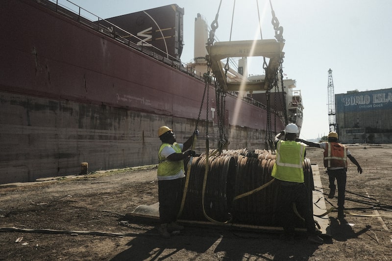 Los trabajadores descargan mercancía de un buque de carga en el astillero del puerto de Detroit. Fotógrafo: Matthew Hatcher/Bloomberg. Los trabajadores descargan mercancía de un buque de carga en el astillero del puerto de Detroit. Fotógrafo: Matthew Hatcher/Bloomberg.