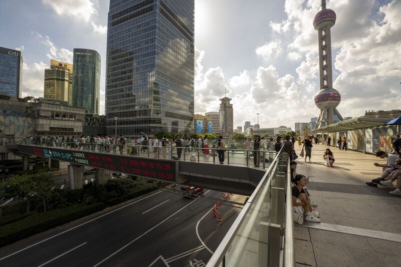 Un teletipo electrónico muestra las cifras bursátiles en el distrito financiero de Lujiazui, en Pudong, Shanghái (China). Un teletipo electrónico muestra las cifras bursátiles en el distrito financiero de Lujiazui, en Pudong, Shanghái (China).