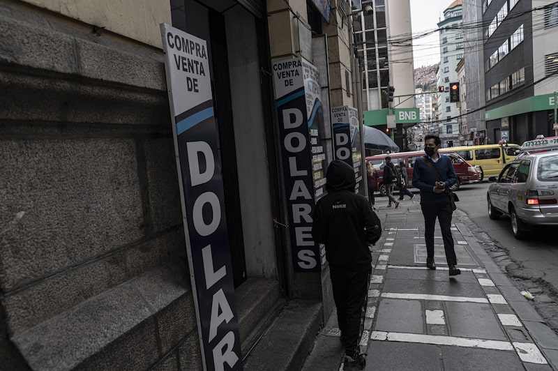 Peatones frente a una casa de cambio cerca del Banco Central de Bolivia en La Paz. Peatones frente a una casa de cambio cerca del Banco Central de Bolivia en La Paz.