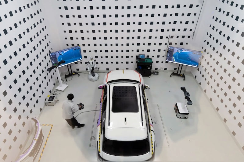 Laboratório de medição de precisão no centro de segurança da Geely, em Ningbo. (Foto: Qilai Shen/Bloomberg) Laboratório de medição de precisão no centro de segurança da Geely, em Ningbo. (Foto: Qilai Shen/Bloomberg)