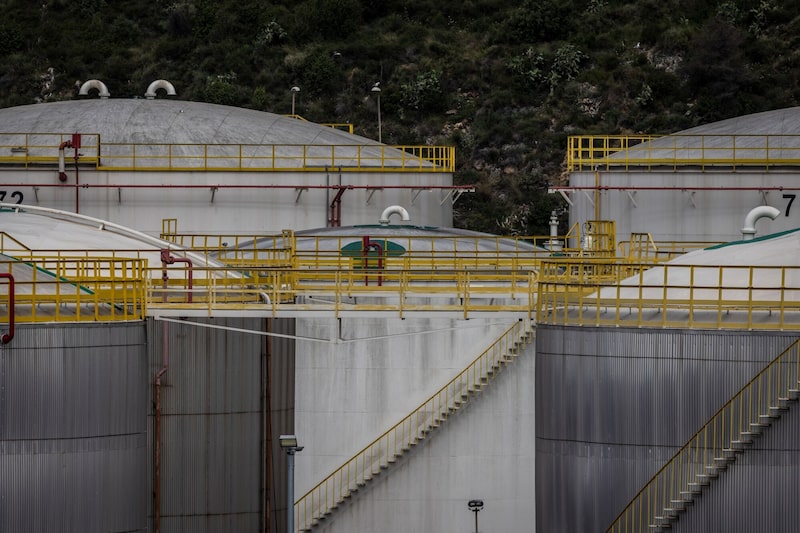 Tanques de almacenamiento de productos petrolíferos en las instalaciones de Exolum Corp SA en el puerto de Barcelona, España, el jueves 30 de abril de 2026. Tanques de almacenamiento de productos petrolíferos en las instalaciones de Exolum Corp SA en el puerto de Barcelona, España, el jueves 30 de abril de 2026.