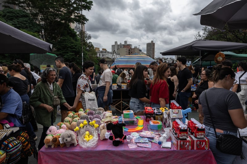 Compradores ven artículos expuestos a la venta en un mercadillo del barrio de Liberdade, en São Paulo (Brasil). Foto: Maira Erlich/Bloomberg. Compradores ven artículos expuestos a la venta en un mercadillo del barrio de Liberdade, en São Paulo (Brasil). Foto: Maira Erlich/Bloomberg.