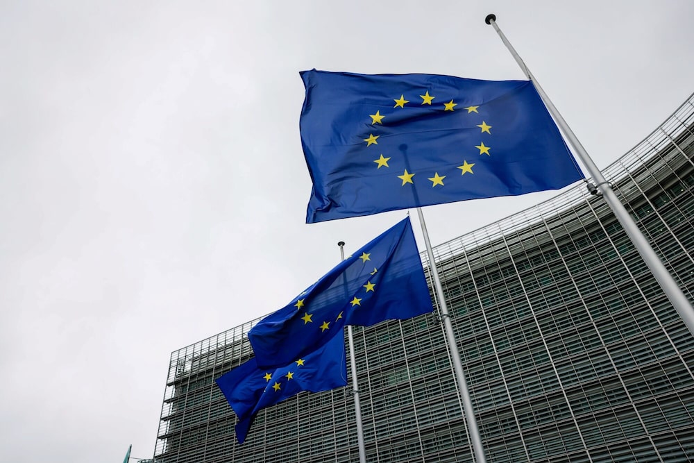 Banderas de la Unión Europea (UE) junto al edificio de la Comisión Europea en Bruselas, Bélgica. La Unión Europea evalúa represalias ante la escalada arancelaria de Estados Unidos. Banderas de la Unión Europea (UE) junto al edificio de la Comisión Europea en Bruselas, Bélgica. La Unión Europea evalúa represalias ante la escalada arancelaria de Estados Unidos.