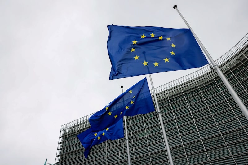 Bandeiras da União Europeia (UE) ao lado do prédio da Comissão Europeia em Bruxelas, Bélgica (Foto: Simon Wohlfahrt) Bandeiras da União Europeia (UE) ao lado do prédio da Comissão Europeia em Bruxelas, Bélgica (Foto: Simon Wohlfahrt)