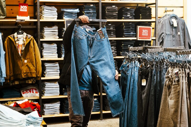 Un comprador mira unos jeans dentro de una tienda Levi's en Nueva York. Fotógrafo: Angus Mordant/Bloomberg Un comprador mira unos jeans dentro de una tienda Levi's en Nueva York. Fotógrafo: Angus Mordant/Bloomberg