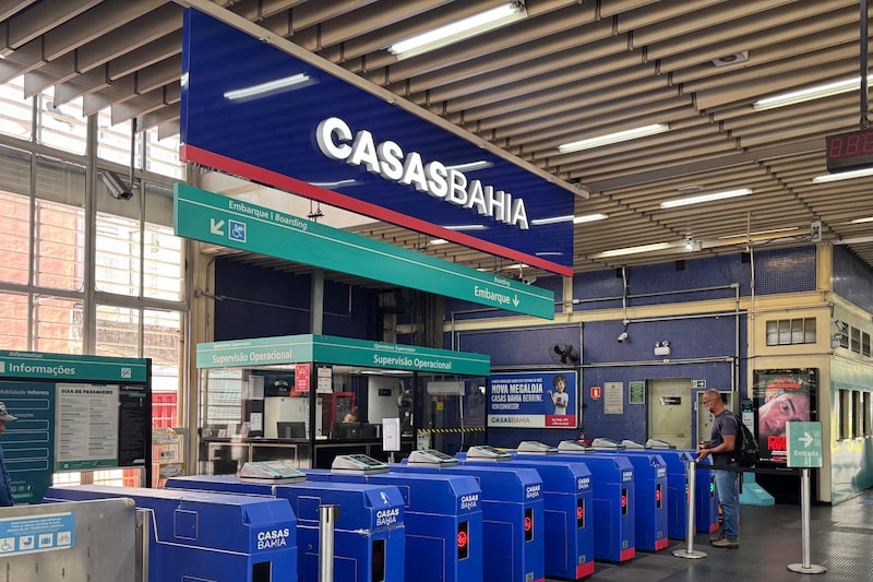 Logotipo da Casas Bahia em estação de trem metropolitano em São Paulo Logotipo da Casas Bahia em estação de trem metropolitano em São Paulo