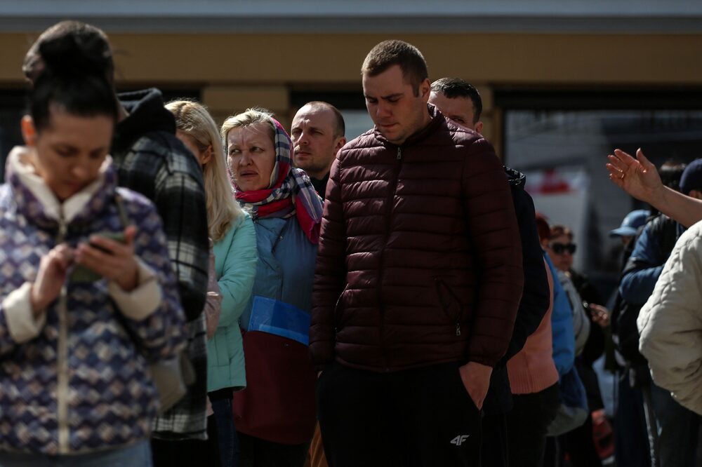 Ucranianos desplazados esperan para recoger las provisiones donadas frente a una antigua escuela, utilizada como centro humanitario y de donaciones, en Odesa. Ucranianos desplazados esperan para recoger las provisiones donadas frente a una antigua escuela, utilizada como centro humanitario y de donaciones, en Odesa.