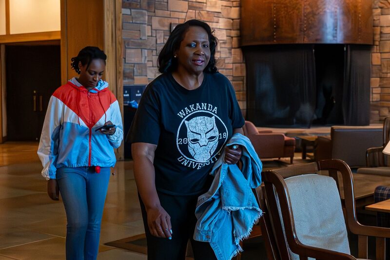 Lisa Cook atraviesa el vestíbulo del Jackson Lake Lodge durante el Simposio de Política Económica de Jackson Hole de la Reserva Federal de Kansas City, celebrado en Moran, Wyoming, el 23 de agosto de 2025. Lisa Cook atraviesa el vestíbulo del Jackson Lake Lodge durante el Simposio de Política Económica de Jackson Hole de la Reserva Federal de Kansas City, celebrado en Moran, Wyoming, el 23 de agosto de 2025.