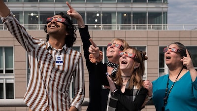 Lo que le pasará si ve el eclipse solar de hoy, 12 de agosto, sin gafas Lo que le pasará si ve el eclipse solar de hoy, 12 de agosto, sin gafas