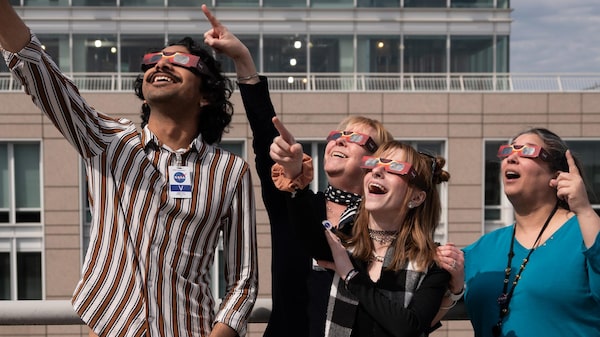 Lo que le pasará si ve el eclipse solar de hoy, 12 de agosto, sin gafas Lo que le pasará si ve el eclipse solar de hoy, 12 de agosto, sin gafas