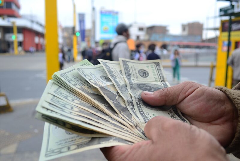 El dólar en Colombia rompió la barrera de los $4.000 este martes y hoy se mantiene alrededor de los $3.950. El dólar en Colombia rompió la barrera de los $4.000 este martes y hoy se mantiene alrededor de los $3.950.