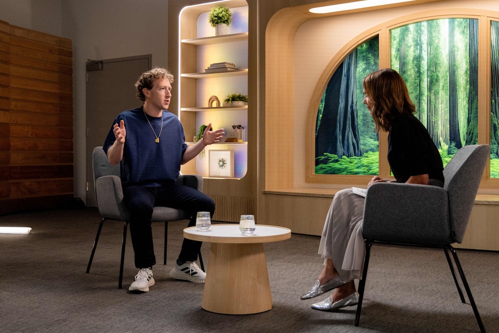 "Si la IA va a ser tan importante en el futuro como lo son las plataformas móviles, entonces simplemente no quiero estar en la posición en la que estemos accediendo a la IA a través" de un competidor, indicó Zuckerberg. "Si la IA va a ser tan importante en el futuro como lo son las plataformas móviles, entonces simplemente no quiero estar en la posición en la que estemos accediendo a la IA a través" de un competidor, indicó Zuckerberg.