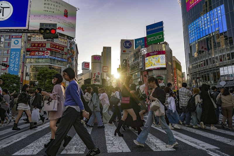 Peatones cruzando un cruce en el distrito de Shibuya, Tokio (Japón), el jueves 2 de mayo de 2024. Peatones cruzando un cruce en el distrito de Shibuya, Tokio (Japón), el jueves 2 de mayo de 2024.
