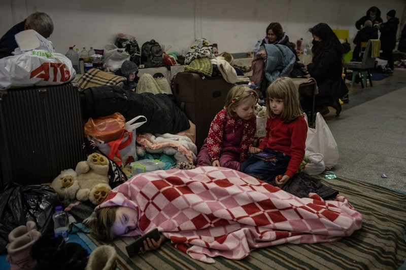 Residentes se refugian en el nivel inferior de una estación de metro durante los ataques de artillería rusa en Kiev, Ucrania, el miércoles 2 de marzo de 2022. Rusia dijo que seguirá adelante con su invasión de Ucrania hasta que se cumplan sus objetivos, mientras se veían tropas avanzando en un gran convoy hacia la capital. Fotógrafo: Erin Trieb/Bloomberg Residentes se refugian en el nivel inferior de una estación de metro durante los ataques de artillería rusa en Kiev, Ucrania, el miércoles 2 de marzo de 2022. Rusia dijo que seguirá adelante con su invasión de Ucrania hasta que se cumplan sus objetivos, mientras se veían tropas avanzando en un gran convoy hacia la capital. Fotógrafo: Erin Trieb/Bloomberg