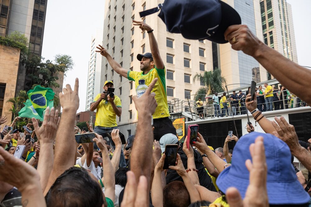 Pablo Marcal, en el centro, saluda a simpatizantes durante una protesta contra la prohibición de la X en el país, en la avenida Paulista de Sao Paulo el 7 de septiembre. Fotógrafa: Maira Erlich/Bloomberg Pablo Marcal, en el centro, saluda a simpatizantes durante una protesta contra la prohibición de la X en el país, en la avenida Paulista de Sao Paulo el 7 de septiembre. Fotógrafa: Maira Erlich/Bloomberg