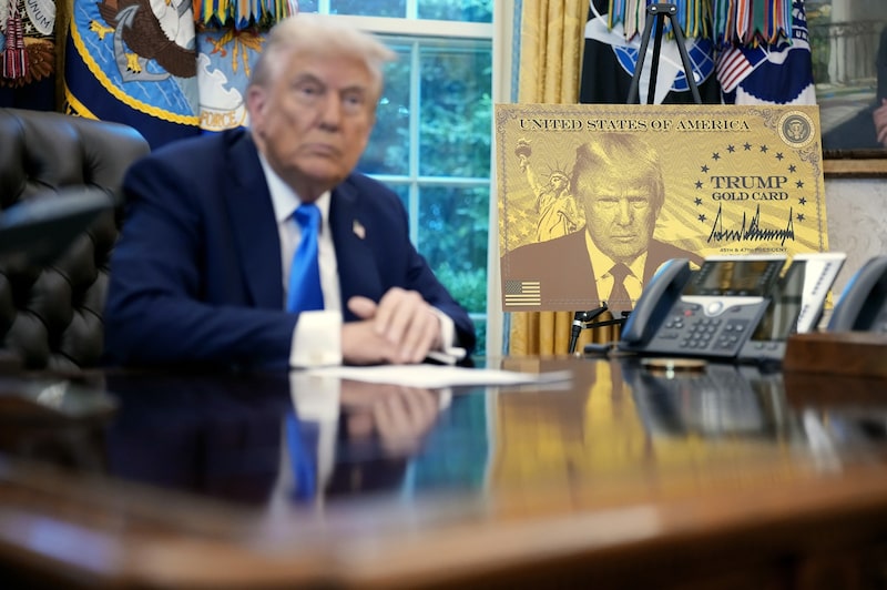 El presidente Donald Trump pronuncia unas palabras junto a un cartel de la "Tarjeta Dorada Trump" antes de firmar una orden ejecutiva en la Casa Blanca, en Washington, el 19 de septiembre.
Fotógrafo: Andrew Harnik/Getty Images El presidente Donald Trump pronuncia unas palabras junto a un cartel de la "Tarjeta Dorada Trump" antes de firmar una orden ejecutiva en la Casa Blanca, en Washington, el 19 de septiembre.
Fotógrafo: Andrew Harnik/Getty Images