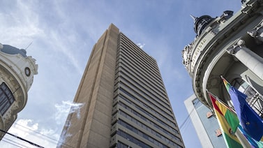 Bolivia abandona el tipo de cambio fijo y adopta un esquema flexible Bolivia abandona el tipo de cambio fijo y adopta un esquema flexible