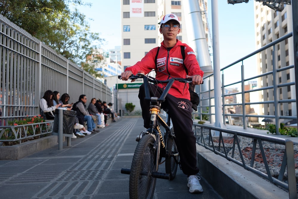 Adrian Coria en su bicicleta durante una huelga del transporte público en La Paz el 19 de diciembre. Fotógrafo: Manuel Seoane/Bloomberg Adrian Coria en su bicicleta durante una huelga del transporte público en La Paz el 19 de diciembre. Fotógrafo: Manuel Seoane/Bloomberg