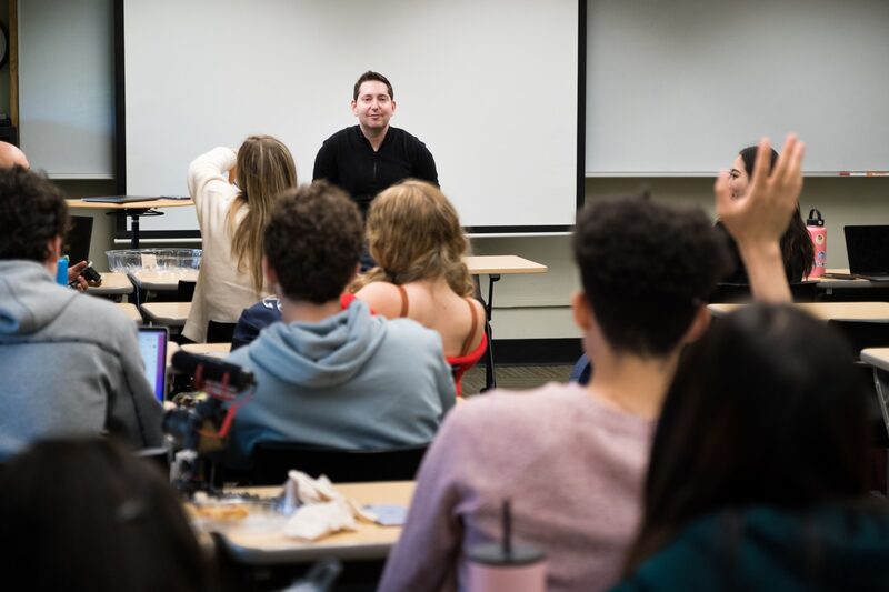 Aaron Dinin imparte una clase de “Construcción de audiencias globales” en la Universidad de Duke en Durham, Carolina del Norte, Estados Unidos, el martes 19 de abril de 2022. Fotógrafo: Cornell Watson/Bloomberg Aaron Dinin imparte una clase de “Construcción de audiencias globales” en la Universidad de Duke en Durham, Carolina del Norte, Estados Unidos, el martes 19 de abril de 2022. Fotógrafo: Cornell Watson/Bloomberg