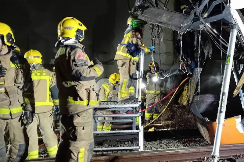 Unidades de emergencia en servicio en el lugar donde se produjo un accidente ferroviario cerca de la localidad de Gelida, después de que un tren de cercanías descarrilara y chocara contra un muro de contención que había caído sobre las vías, causando la muerte del maquinista y heridas a al menos 20 personas, según informaron los medios de comunicación locales de la región oriental de Cataluña, en Barcelona, el 21 de enero de 2025. Unidades de emergencia en servicio en el lugar donde se produjo un accidente ferroviario cerca de la localidad de Gelida, después de que un tren de cercanías descarrilara y chocara contra un muro de contención que había caído sobre las vías, causando la muerte del maquinista y heridas a al menos 20 personas, según informaron los medios de comunicación locales de la región oriental de Cataluña, en Barcelona, el 21 de enero de 2025.