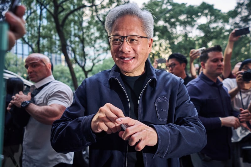 Jensen Huang, CEO de Nvidia Corp., firma autógrafos a su llegada a una cena celebrada en Taipéi, Taiwán, el jueves 28 de mayo de 2026. Jensen Huang, CEO de Nvidia Corp., firma autógrafos a su llegada a una cena celebrada en Taipéi, Taiwán, el jueves 28 de mayo de 2026.