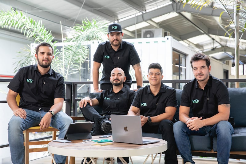 De izquierda a derecha: Felipe Arango (CMO), Caleb Ramos (CSO), Daniel Jokka (COO y fundador), Juan Esteban Ríos (CIO) y Samuel Urquijo (CEO). De izquierda a derecha: Felipe Arango (CMO), Caleb Ramos (CSO), Daniel Jokka (COO y fundador), Juan Esteban Ríos (CIO) y Samuel Urquijo (CEO).