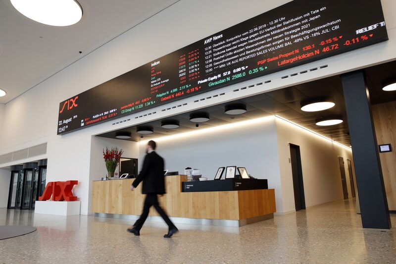 Una pantalla muestra información sobre el precio de las acciones en el vestíbulo de la Six Swiss Exchange AG en Zúrich, Suiza, el jueves 22 de agosto de 2019. En una medida que tiene implicaciones para el Brexit, Suiza desautorizó la negociación de sus acciones en las bolsas del bloque a partir del 1 de julio para evitar una caída de la liquidez al enfrentarse a la expiración de su reconocimiento bajo las normas de la Unión Europea. Una pantalla muestra información sobre el precio de las acciones en el vestíbulo de la Six Swiss Exchange AG en Zúrich, Suiza, el jueves 22 de agosto de 2019. En una medida que tiene implicaciones para el Brexit, Suiza desautorizó la negociación de sus acciones en las bolsas del bloque a partir del 1 de julio para evitar una caída de la liquidez al enfrentarse a la expiración de su reconocimiento bajo las normas de la Unión Europea.