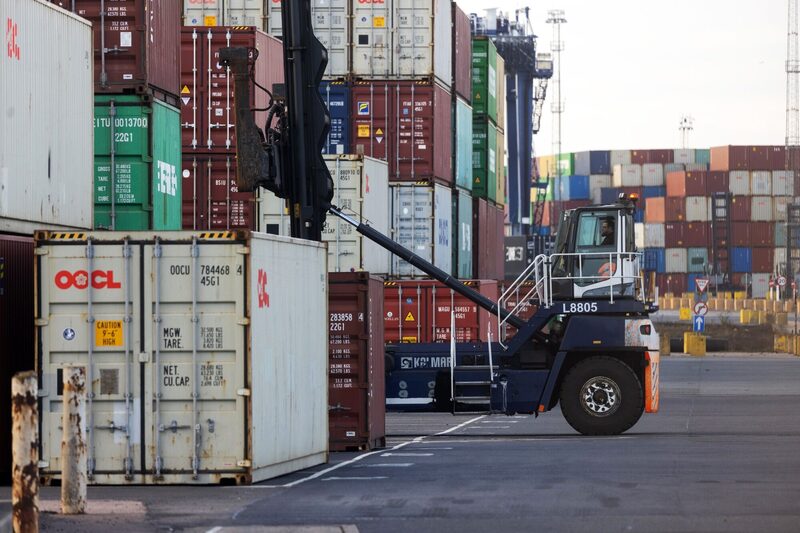 Una demanda anterior fue presentada por la New Civil Liberties Alliance, financiada por los conservadores, en nombre de una pequeña empresa de papelería llamada Emily Ley Paper Inc, que se opuso a las dos primeras rondas de aranceles a China. Una demanda anterior fue presentada por la New Civil Liberties Alliance, financiada por los conservadores, en nombre de una pequeña empresa de papelería llamada Emily Ley Paper Inc, que se opuso a las dos primeras rondas de aranceles a China.