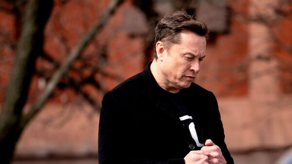 Musk pide a empleados de Tesla que conserven sus acciones pese a caída del 50% Musk pide a empleados de Tesla que conserven sus acciones pese a caída del 50%