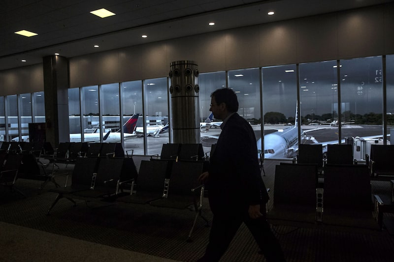 Passageiro no aeroporto do Galeão, no Rio Passageiro no aeroporto do Galeão, no Rio