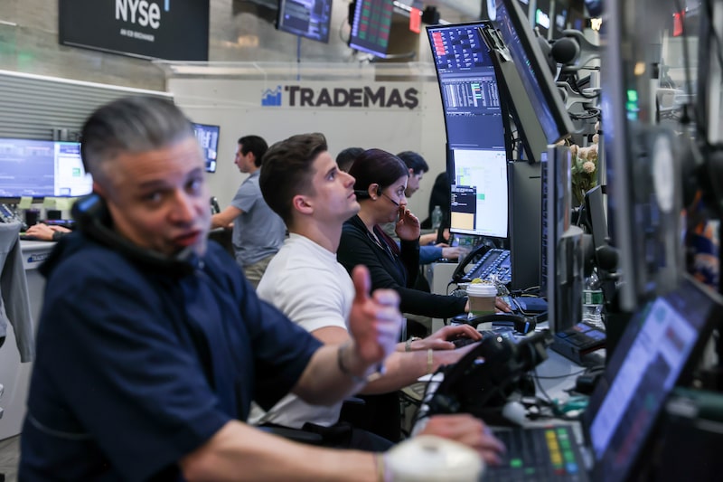Traders work on the floor of the American Stock Exchange (AMEX) at the New York Stock Exchange (NYSE) in New York, US, on Monday, June 1, 2026. A renewed rally in oil drove bonds lower while stocks fluctuated as a report that Iran will halt talks with the US cast doubt on a ceasefire renewal. Photographer: Michael Nagle/Bloomberg Traders work on the floor of the American Stock Exchange (AMEX) at the New York Stock Exchange (NYSE) in New York, US, on Monday, June 1, 2026. A renewed rally in oil drove bonds lower while stocks fluctuated as a report that Iran will halt talks with the US cast doubt on a ceasefire renewal. Photographer: Michael Nagle/Bloomberg