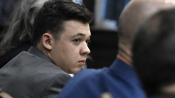 Rittenhouse es absuelto de todos los cargos en el tiroteo de Wisconsin Rittenhouse es absuelto de todos los cargos en el tiroteo de Wisconsin