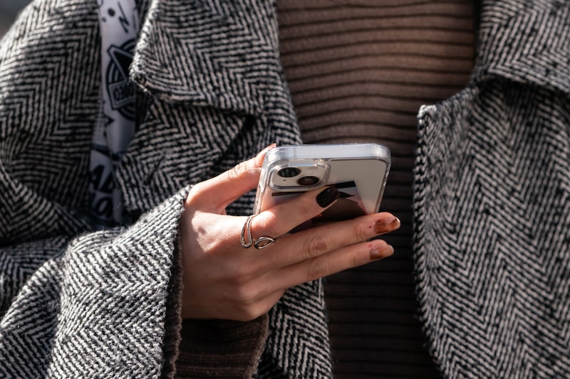 Em vez de deslizar perfis, usuários do Rivet recebem pares avaliados por "matchers" voluntários; startup de Nova York captou US$ 10,5 milhões em rodada seed Em vez de deslizar perfis, usuários do Rivet recebem pares avaliados por "matchers" voluntários; startup de Nova York captou US$ 10,5 milhões em rodada seed