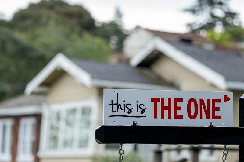 Un cartel con el mensaje "This Is The One" (Esta es la casa) frente a una vivienda en Crockett, California. Un cartel con el mensaje "This Is The One" (Esta es la casa) frente a una vivienda en Crockett, California.