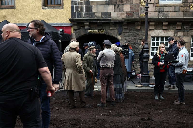 Extras y miembros del equipo técnico en el set de rodaje de la adaptación cinematográfica de Netflix de Frankenstein de Mary Shelley, dirigida por Guillermo del Toro, en Edimburgo, en 2024. Extras y miembros del equipo técnico en el set de rodaje de la adaptación cinematográfica de Netflix de Frankenstein de Mary Shelley, dirigida por Guillermo del Toro, en Edimburgo, en 2024.