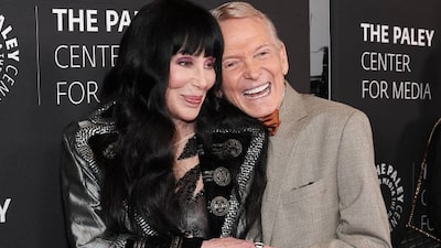 De Cher a Madonna: la fortuna que Bob Mackie construyó vistiendo a las grandes estrellas de Hollywood De Cher a Madonna: la fortuna que Bob Mackie construyó vistiendo a las grandes estrellas de Hollywood