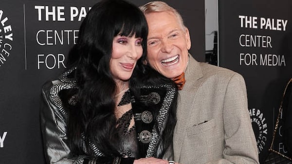 De Cher a Madonna: la fortuna que Bob Mackie construyó vistiendo a las grandes estrellas de Hollywood De Cher a Madonna: la fortuna que Bob Mackie construyó vistiendo a las grandes estrellas de Hollywood