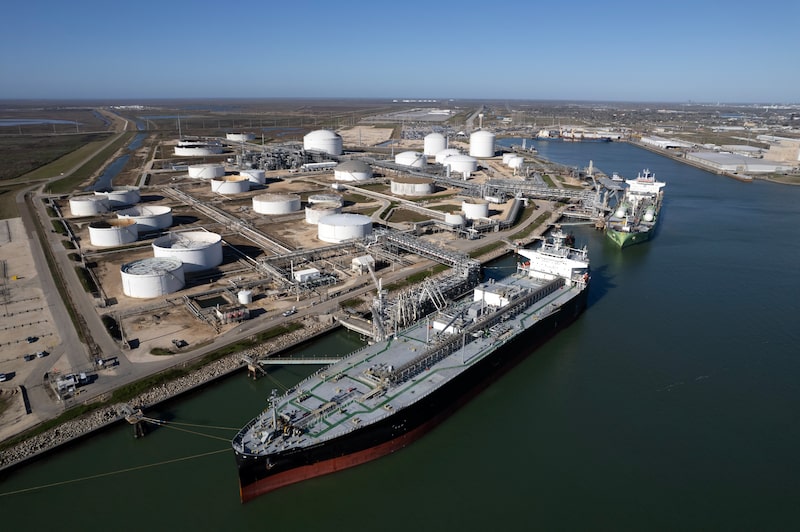 US Refiners Are Early Winners In Trumps Venezuela Plan US Refiners Are Early Winners In Trumps Venezuela Plan