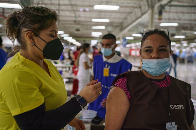 La mayoría de los reportes de efectos adversos fue reportada por mujeres. Photographer: Paul Ratje/Bloomberg La mayoría de los reportes de efectos adversos fue reportada por mujeres. Photographer: Paul Ratje/Bloomberg