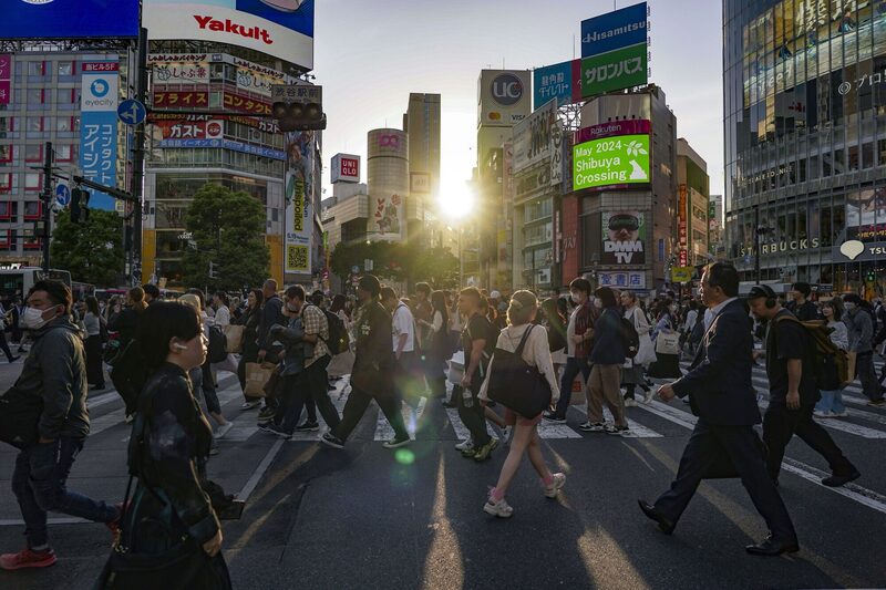Peatones cruzando un cruce en el distrito de Shibuya, Tokio, Japón, el jueves 2 de mayo de 2024. Peatones cruzando un cruce en el distrito de Shibuya, Tokio, Japón, el jueves 2 de mayo de 2024.