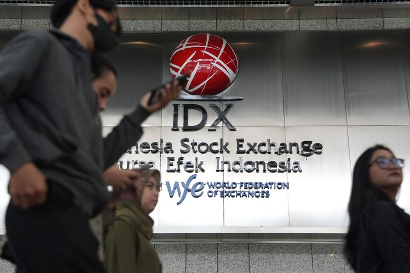 Cartel en una pared de la Bolsa de Indonesia (IDX) en Yakarta. Cartel en una pared de la Bolsa de Indonesia (IDX) en Yakarta.