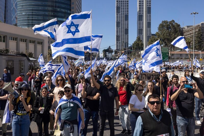 Manifestantes ondean banderas nacionales israelíes durante una protesta, de trabajadores de la tecnología contra las reformas judiciales propuestas, en Tel Aviv, Israel, el jueves 9 de marzo de 2023. Decenas de miles de personas se dirigieron a protestar en todo Israel por el plan del gobierno de recortar el poder del Tribunal Supremo, mientras que el secretario de Defensa estadounidense acortará su visita y el jefe del ejército expresó su alarma por una amenaza de los reservistas de no prestar servicio. Fotógrafo: Kobi Wolf/Bloomberg Manifestantes ondean banderas nacionales israelíes durante una protesta, de trabajadores de la tecnología contra las reformas judiciales propuestas, en Tel Aviv, Israel, el jueves 9 de marzo de 2023. Decenas de miles de personas se dirigieron a protestar en todo Israel por el plan del gobierno de recortar el poder del Tribunal Supremo, mientras que el secretario de Defensa estadounidense acortará su visita y el jefe del ejército expresó su alarma por una amenaza de los reservistas de no prestar servicio. Fotógrafo: Kobi Wolf/Bloomberg