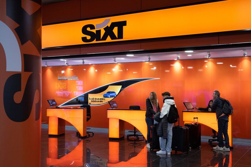 A alemã Sixt, maior locadora de carros da Europa, acertou uma encomenda de 250 mil unidades com a Stellantis A alemã Sixt, maior locadora de carros da Europa, acertou uma encomenda de 250 mil unidades com a Stellantis