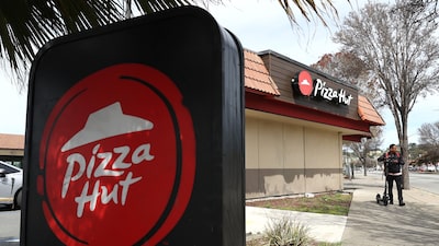 Yum vende Pizza Hut por US$ 2,7 bilhões após anos de dificuldades da rede Yum vende Pizza Hut por US$ 2,7 bilhões após anos de dificuldades da rede