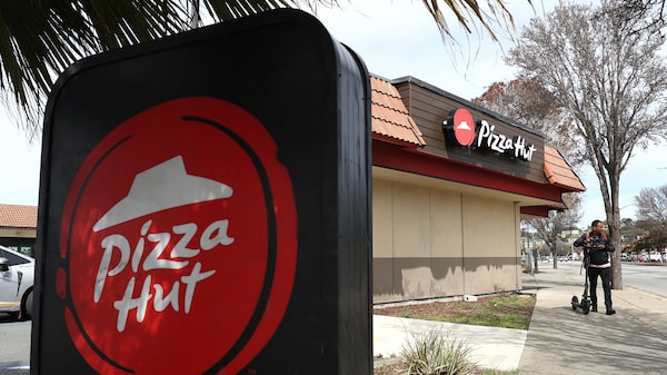 Yum vende Pizza Hut por US$ 2,7 bilhões após anos de dificuldades da rede Yum vende Pizza Hut por US$ 2,7 bilhões após anos de dificuldades da rede
