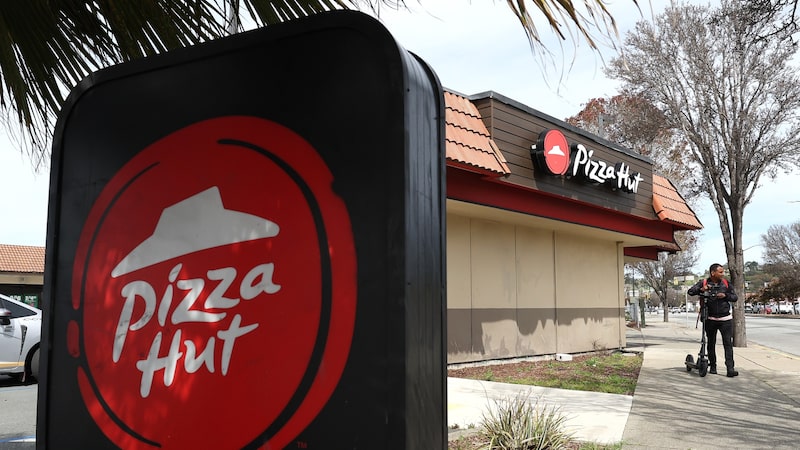 Yum vende Pizza Hut por US$ 2,7 bilhões após anos de dificuldades da rede Yum vende Pizza Hut por US$ 2,7 bilhões após anos de dificuldades da rede