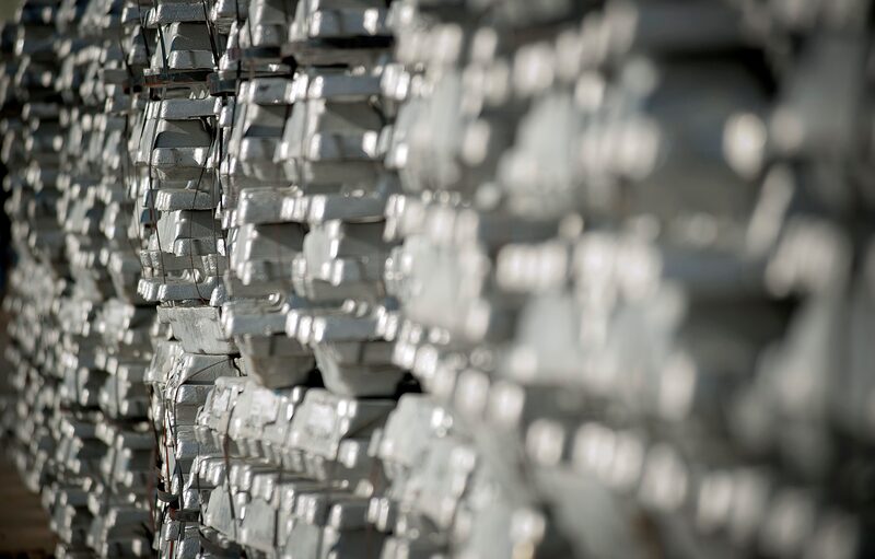 El aluminio ha subido en agosto, con ganancias apoyadas en parte por una subida de las tarifas de un operador de almacenes que elevó los costos. El aluminio ha subido en agosto, con ganancias apoyadas en parte por una subida de las tarifas de un operador de almacenes que elevó los costos.